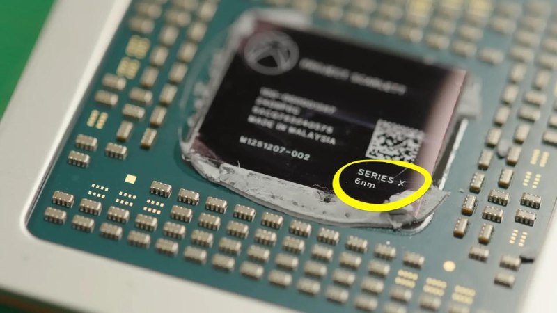 微软的新款 Xbox Series X 模型配备了更小的芯片和不同的散热系统无光驱版的 Xbox Series X 和 2TB 型号也都重新设计了主板微软的无光驱版 Xbox Series X 今天开售，外观上虽然因为白色涂装以及没有光驱看起来有些不同，但内部已经重新设计