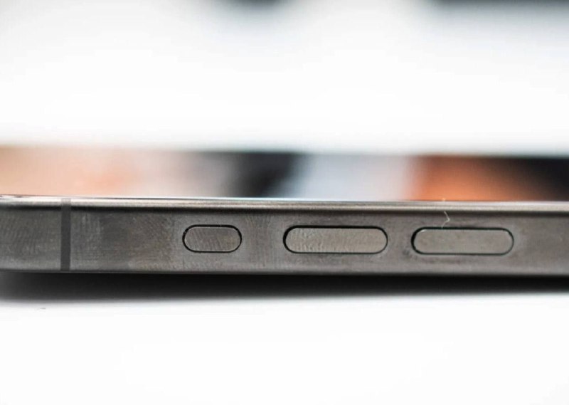 钛合金的 iPhone 15 Pro 边框和背板可能很容易变脏有网友实拍，在苹果发布会一天之后，展台部分 iPhone 15 Pro 和 Pro Max 显得异常的脏