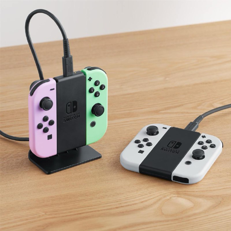 任天堂终于推出自家的 Joy-Con 控制器充电站了 10 月 17 日开售，这款底座可以给一对 Joy-Con 手柄或任天堂的复古无线 NES 游戏手柄充电