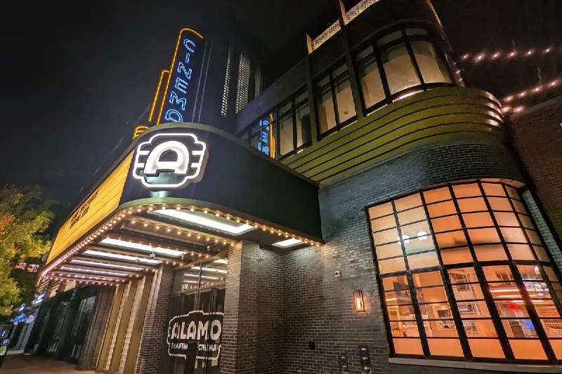 索尼收购美国连锁影院阿拉莫影城，将保留其特色观影餐饮体验据周三双方发布的消息，索尼影视娱乐有限公司（Sony Pictures Entertainment）收购了颇受欢迎美国观众的美国连锁影院阿拉莫影城（Alamo Drafthouse Cinema）