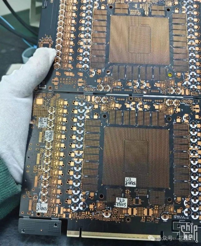英伟达RTX 5090主板曝光：硕大的GB202 GPU 16颗GDDR7显存 TBP 600W根据RTX 5090显卡主板照片来看，其GPU型号为GB202-300-A1，同时还标记有“Qualification Sample”（资格认证样本）字样，似乎是用于验证测试的版本，应该与零售版相差不大