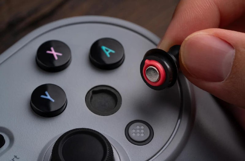 8BitDo 推出首款可更换按钮的游戏手柄Pro 3你可以根据需求，将 Pro 3 的磁性按钮在 Xbox 和 Switch 的布局之间交换位置