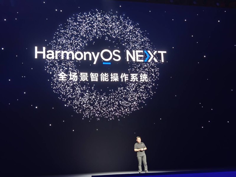华为发布HarmonyOS Next全场景智能操作系统在今日的华为开发者大会2024上，华为常务董事、终端BG董事长、智能汽车 解决方案BU董事长余承东发表演讲