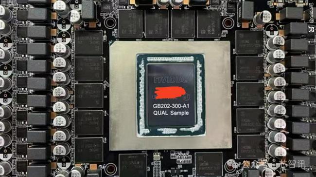 英伟达RTX 5090主板曝光：硕大的GB202 GPU 16颗GDDR7显存 TBP 600W根据RTX 5090显卡主板照片来看，其GPU型号为GB202-300-A1，同时还标记有“Qualification Sample”（资格认证样本）字样，似乎是用于验证测试的版本，应该与零售版相差不大
