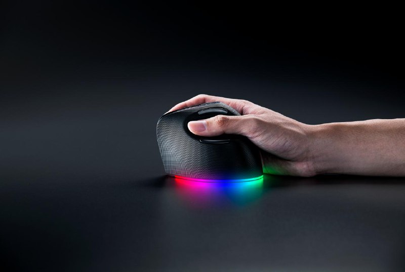 雷蛇推出首款垂直鼠标全新 Razer Pro Click V2 垂直版为 RGB party带来了人体工程学设计
