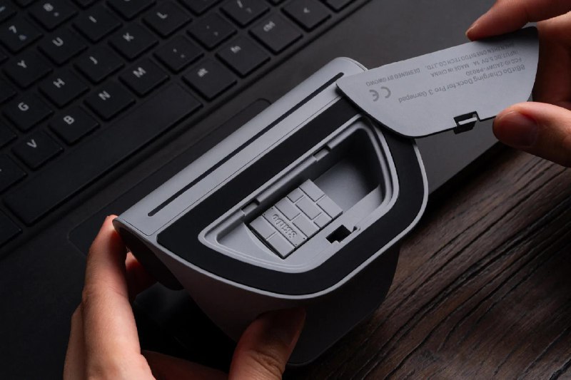 8BitDo 推出首款可更换按钮的游戏手柄Pro 3你可以根据需求，将 Pro 3 的磁性按钮在 Xbox 和 Switch 的布局之间交换位置