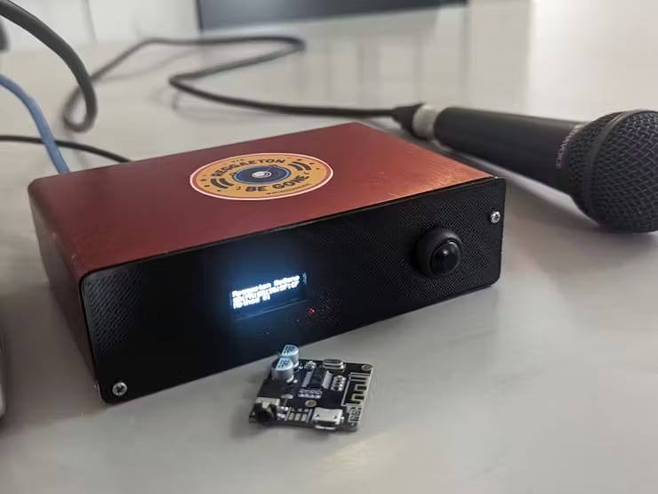 邻居音乐太吵？一台 Raspberry Pi AI 干扰器解决问题！开发者 Roni Bandini 因受够了邻居每天定时播放大声吵耳的雷鬼音乐（Reggaeton music），决定采取行动，运用 Raspberry Pi 创造出一个“智能反应”系统，这系统当侦测到音乐时，会自动干扰附近的蓝牙扬声器