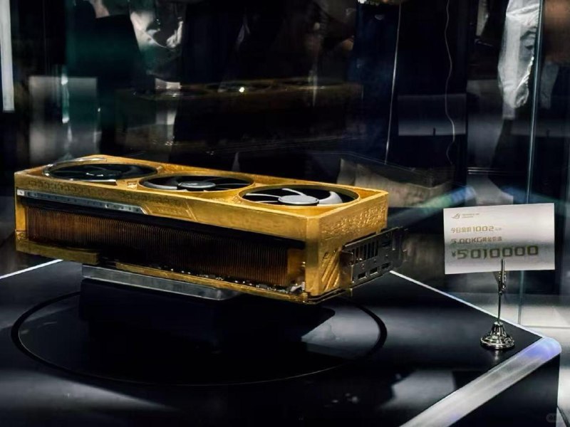 华硕在BW展出5公斤纯金RTX 5090，售价500万作为比较，今年2月在沙特推出的Astral夜神Dhahab 只有6.5克真金这款ROG RTX 5090 Astral 纯金版包含了5公斤黄金