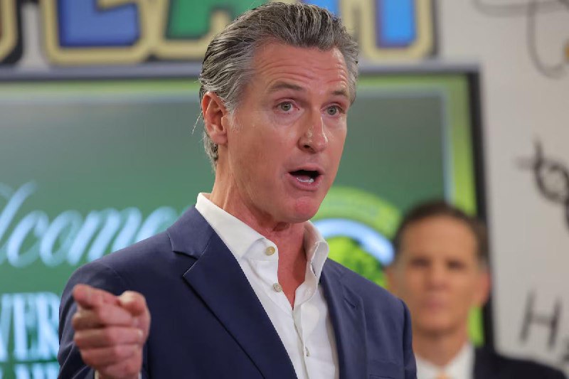 特朗普：支持逮捕加州州长纽森美国总统唐纳德·特朗普周一表示，他会支持逮捕加利福尼亚州州长加文·纽森，理由是纽森可能阻挠其政府的移民执法措施，而此时该州正发生抗议活动