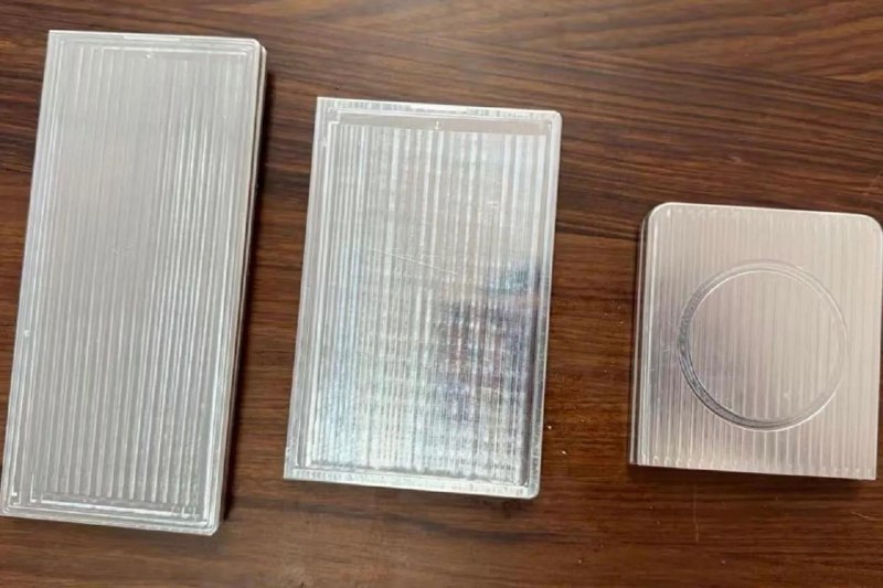 疑似三星Z Fold 8 Wide 折叠屏的样机泄漏据报道，三星正在开发的一款宽屏可折叠手机，预计将在今年晚些时候发布