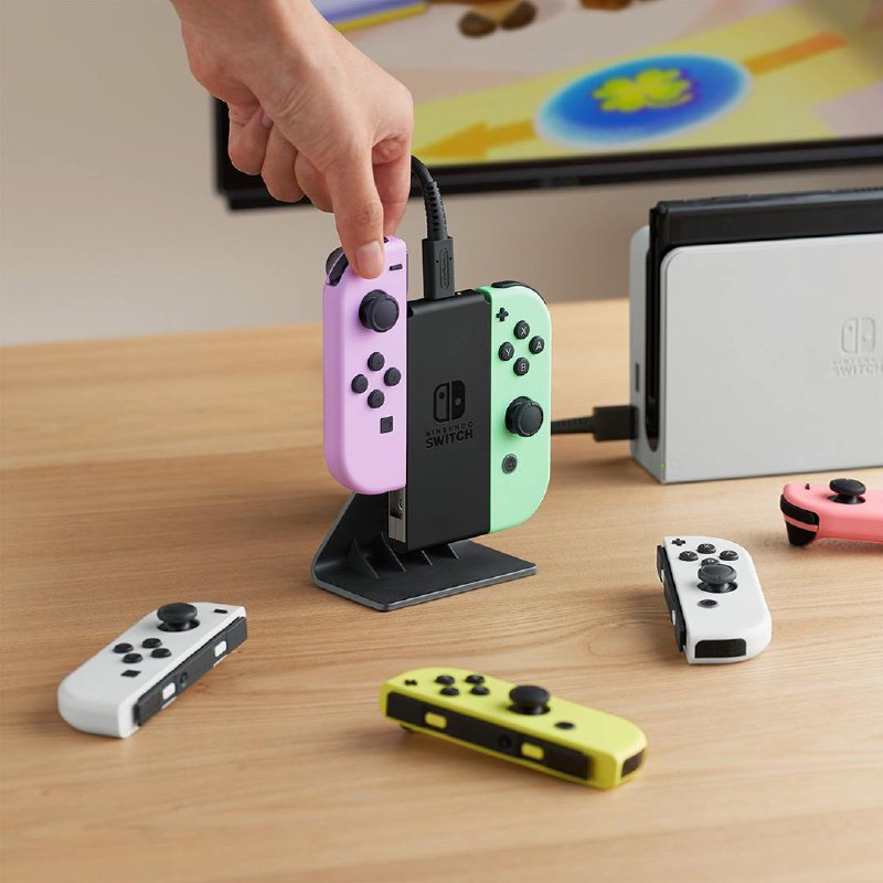 任天堂终于推出自家的 Joy-Con 控制器充电站了 10 月 17 日开售，这款底座可以给一对 Joy-Con 手柄或任天堂的复古无线 NES 游戏手柄充电