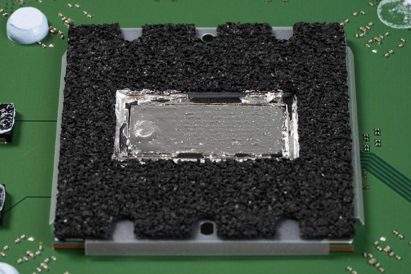 索尼展示了 PS5 Pro 的液态金属新升级新的凹槽设计可能会解决标准版 PS5 液态金属泄漏的问题