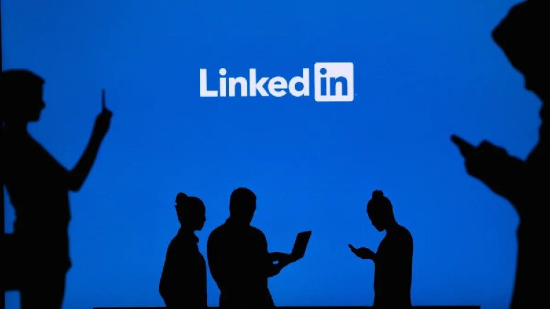 报告称，LinkedIn（领英）正在监视用户其JavaScript脚本悄悄扫描访问者的浏览器，以识别超过 6,000 种 Chrome 扩展并采集硬件相关数据 据 Fairlinked e.V. 的报告（并由 BleepingComputer 独立证实），LinkedIn 被发现会在每次页面加载时注入一段 JavaScript 指纹脚本，悄悄扫描访问者浏览器以识别 6,236 款已安装的 Chrome 扩展，并采集详尽的硬件与设备信息