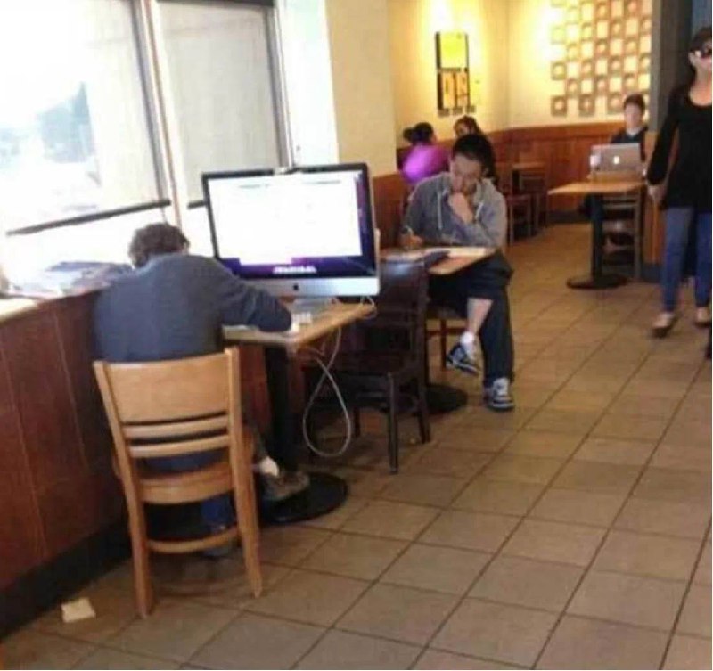 韩国星巴克禁止顾客带台式机点单近日，Starbucks 韩国全国门店都贴出了新告示：禁止顾客携带桌面电脑、打印机、多孔插座、电源板，乃至办公隔板入店