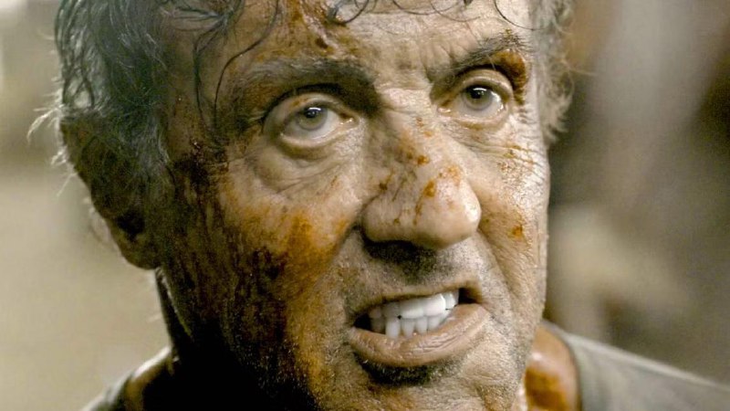 史泰龙透露，希望借助AI扮演十八岁的兰博在接受《The Playlist》的 Bingeworthy 播客的新采访时，史泰龙透露，他几年前曾主动向制片厂推销过这个想法，但“所有人都觉得我疯了”