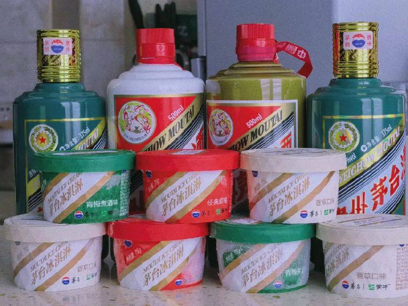 茅台推出酒瓶装冰淇淋66元一瓶3月29日，茅台举行新品冰淇淋发布会，推出3种新口味，分别是酸奶冰淇淋、抹茶冰淇淋和蓝莓果汁雪泥