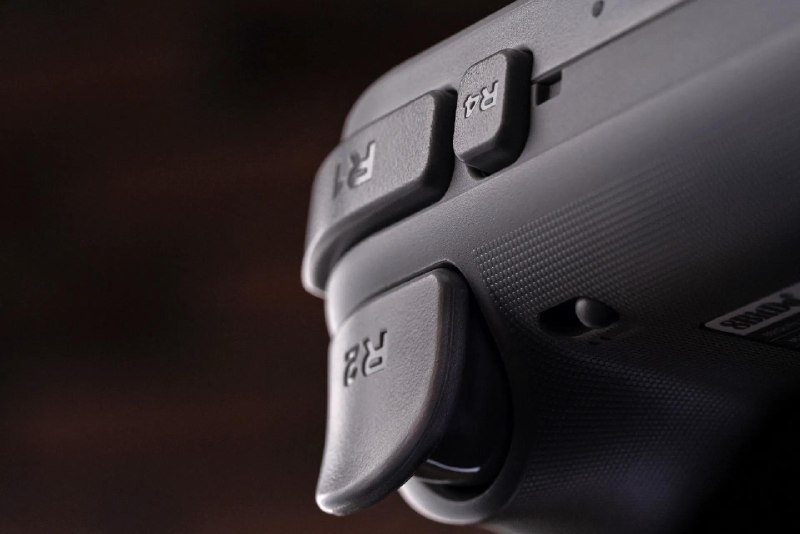 8BitDo 推出首款可更换按钮的游戏手柄Pro 3你可以根据需求，将 Pro 3 的磁性按钮在 Xbox 和 Switch 的布局之间交换位置