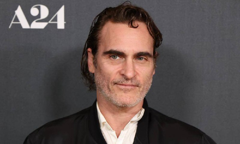 《小丑》主演凤凰叔新片开拍前5天突然退出：损失或达数百万著名演员，奥斯卡金奖得主“凤凰叔”华金·菲尼克斯（Jaoquin Phoenix）在他的最新电影开拍前仅 5 天突然宣布退出，有传闻称他是“临阵退缩”