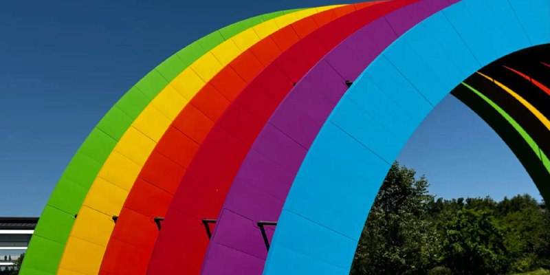 Apple Park赶在 2025 年 WWDC 之前重新安装了彩虹拱门这个六色拱门不久前因神秘原因被移除