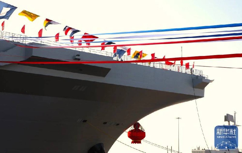 中国海军076两栖攻击舰首舰在上海下水，命名为四川舰，舷号为“51”