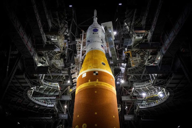 美载人绕月：火箭和飞船已运至发射台按美国航天局公布的计划，“阿耳忒弥斯2号”任务将不早于2月6日实施，这项任务用到的“猎户座”飞船和新一代登月火箭“太空发射系统”均是首次执行载人任务