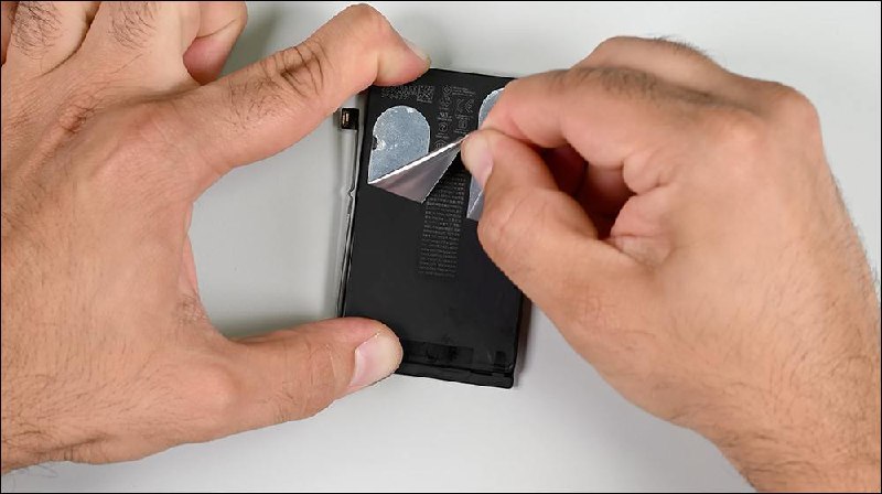 iPhone 16 被 iFixit 拆解，揭露 iPhone 16 与 16 Plus 具备 16 Pro 系列都没有的全新、更简单的可更换电池系统 iFixit 的拆解揭露了 iPhone 16 和 16 Plus 采用了更简单的可更换电池系统，而这项技术在 16 Pro 和 16 Pro Max 上还未实施