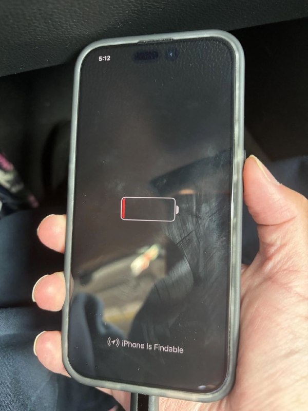 iOS 18 使 iPhone 能在没电的时候也显示时间一位 Reddit 用户发现的这个变化，这意味着你总能通过 iPhone 的状态栏看到时间（即使没电了）