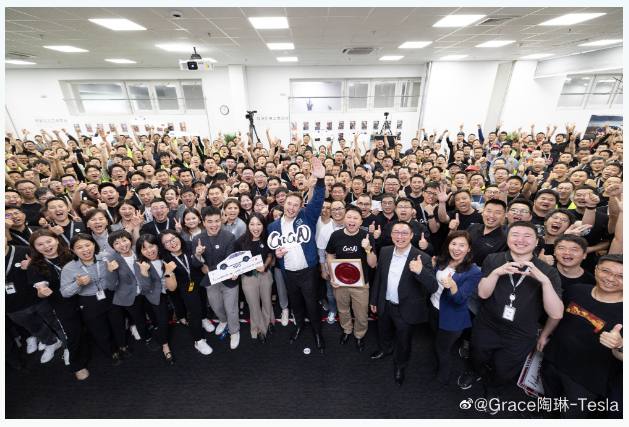 马不停蹄，结束会面后马斯克深夜到访上海超级工厂北京时间5月31日21时26分，特斯拉CEO马斯克的私人飞机落地上海虹桥机场，3小时后的6月1日凌晨0时28分，特斯拉全球副总裁陶琳微博发布两张马斯克和员工的大合影，配文“感谢所有的支持！ 收获满满的一天！ ”，地点是特斯拉上海超级工厂