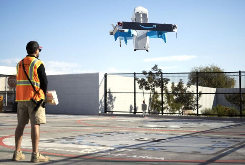 亚马逊将使用无人机配送 iPhone 亚马逊宣布，美国联邦航空管理局（FAA）已批准亚马逊的 Prime Air 无人机配送新类别的设备，包括带有锂离子电池的产品，如 iPhone、AirPods 等