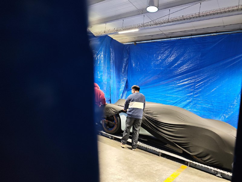 小米将发布One more thing，北京时间28日晚9点举行发布会一位𝕏用户嗮出了微博上的实车图🗒 标签: #小米📢 频道: @GodlyNews1🤖 投稿: @GodlyNewsBot