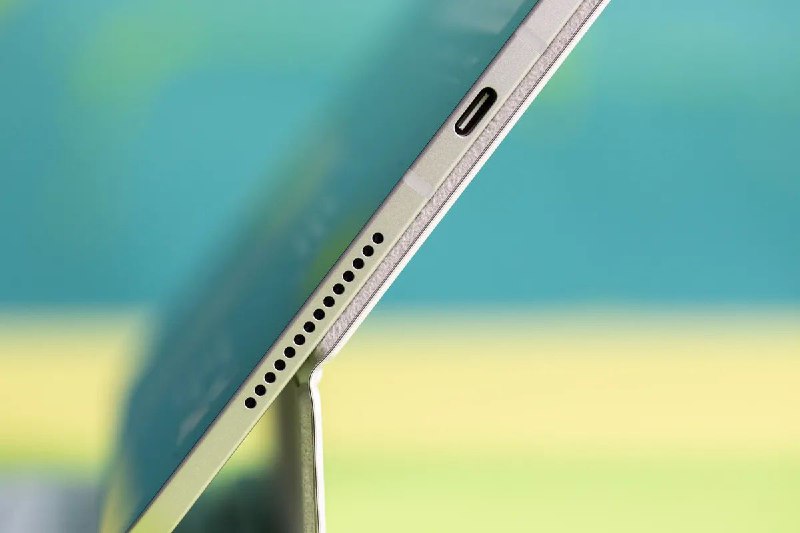 OLED 屏幕的 iPad Pro 只是苹果重返轻薄设备市场的开始根据彭博社的马克·古尔曼在今天的 Power On 通讯中报道，OLED iPad Pro 的超薄设计只是苹果公司努力制造越来越薄的电脑的开始