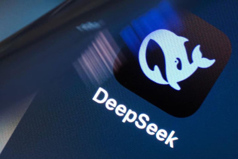 美国政府拟封 DeepSeek，包括禁止政府设备使用据《华尔街日报》的报道， 美国政府正考虑对中国人工智能初创公司 DeepSeek 采取限制措施，包括禁止其聊天机器人在政府设备上使用，因国家安全疑虑引发全球科技界高度关注