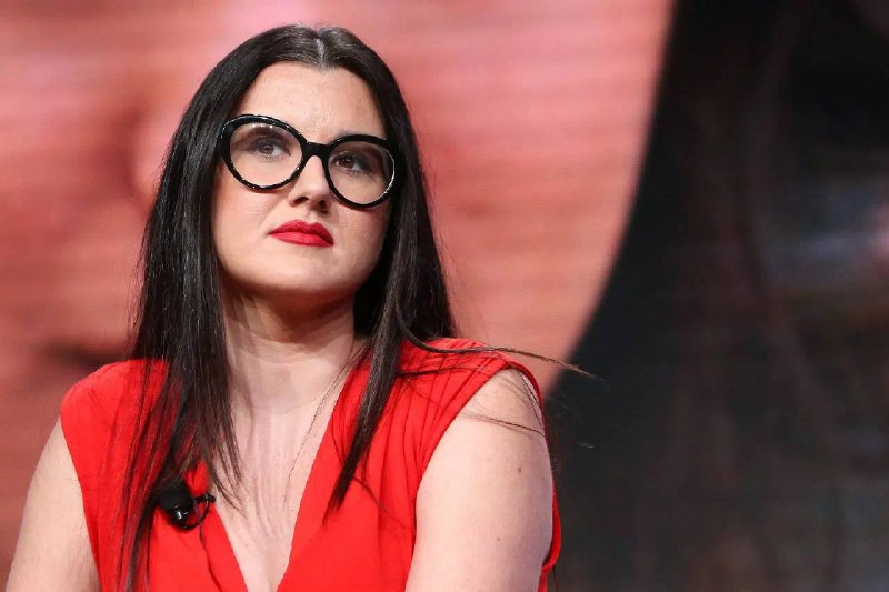 OpenAI CEO Sam Altman已让权The Verge 报道称，OpenAI CEO Sam Altman 将把公司的大部分日常运营，交给 5 月任命的应用业务 CEO Fidji Simo