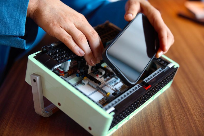 乐高新推出的复古收音机积木只供欣赏用乐高即将推出一款新的复古收音机组装模型，这款模型仿造了经典的便携式音响系统