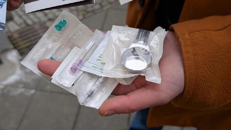 德国耶拿市推出毒品用具自助贩卖机，全套装备只需一欧元德国街头一般都会设有贩卖香烟或者避孕套的自助贩卖机