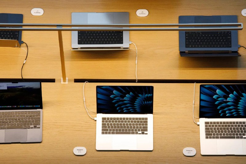 Apple 预计在26年底推出采用 OLED 屏幕并支持触控的改款 MacBook Pro据《彭博社》报道，Apple 将2026年上半年推出升级配置后的 MacBook Pro、MacBook Air 和 Mac Studio 机型——以及多年未更新的 Apple Studio Display 迎来首次升级