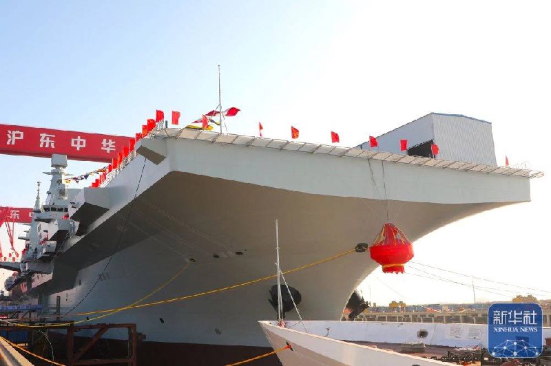 中国海军076两栖攻击舰首舰在上海下水，命名为四川舰，舷号为“51”