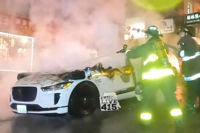 一名 14 岁的青少年因纵火烧毁一辆无人驾驶的 Waymo 车辆而被起诉据报道，2 月 10 日的火灾是由于有人在唐人街一辆被人群包围的车辆内扔进了点燃的烟花引起的