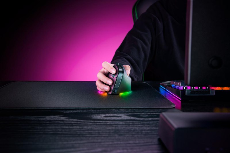 雷蛇推出首款垂直鼠标全新 Razer Pro Click V2 垂直版为 RGB party带来了人体工程学设计