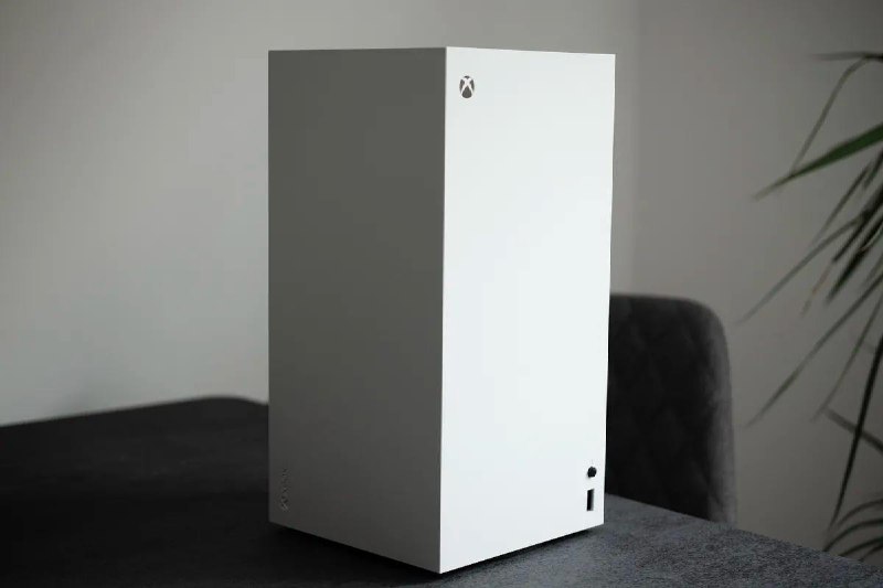 微软的新款 Xbox Series X 模型配备了更小的芯片和不同的散热系统无光驱版的 Xbox Series X 和 2TB 型号也都重新设计了主板微软的无光驱版 Xbox Series X 今天开售，外观上虽然因为白色涂装以及没有光驱看起来有些不同，但内部已经重新设计