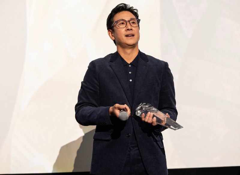 寄生虫主演李善均去世，疑烧炭自杀据韩联社27日报道，韩国警方确认，演员李善均死于车内