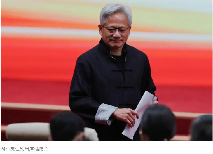 黄仁勋链博会演讲：脱掉皮衣，穿上唐装，中文开场7月16日，黄仁勋身着唐装出席了第三届链博会，在此之前，他身着标志性皮衣出席多个场合活动