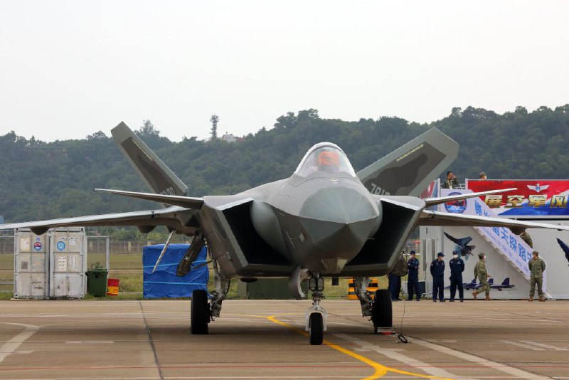 空军将首次向公众静态展示歼-20,轰炸机编队通场9月19日至23日，空军将在长春举办航空开放活动,此次空军航空开放活动以“追梦空天、制胜未来”为主题，有3个特点：一是集中展出百余型空军现役飞机、地面装备以及退役经典装备，首次静态展示歼-20，首次安排轰炸机编队通场，“八一”“红鹰”“天之翼”表演队将献上精彩表演